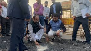लोक निर्माण के अफसरों पर कार्यवाही, ठेकेदार को नोटिस देकर छोड़ा…