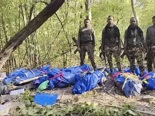 जवान ने कहा-हम लोग मारते गए, डेडबॉडी का हिसाब नहीं:छत्तीसगढ़-ओडिशा बॉर्डर पर 27 नक्सलियों के एनकाउंटर की खबर; नारायणपुर में 8 का सरेंडर