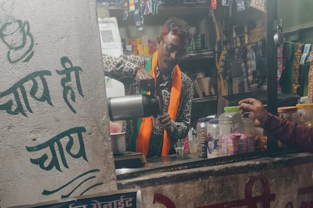 ओपी ने चाय बनाते हुए महापौर प्रत्याशी जीवर्धन का वीडियो जारी किया, दिलचस्प वीडियो को हजारों लोगों ने देखा…