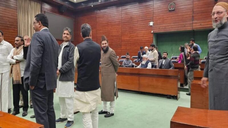 Waqf: वक्फ पर JPC बैठक में जमकर बवाल, निशिकांत दुबे और कल्याण बनर्जी में हुई तीखी नोकझोंक, ओवैसी समेत 10 विपक्षी सांसद सस्पेंड…