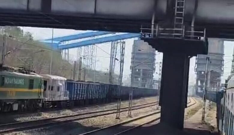 कोरबा: सिग्नल देने में गड़बड़ी, मेमू गाड़ी कोल साइडिंग में घुस गई…