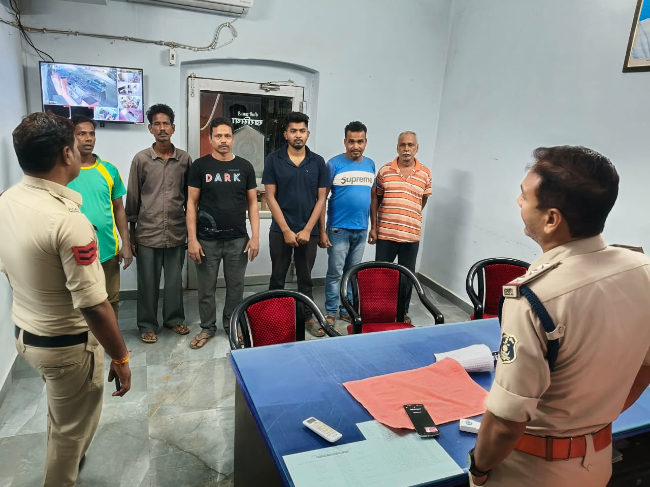 खरसिया पुलिस ने की अवैध संदिग्ध प्रवासियों की जांच…