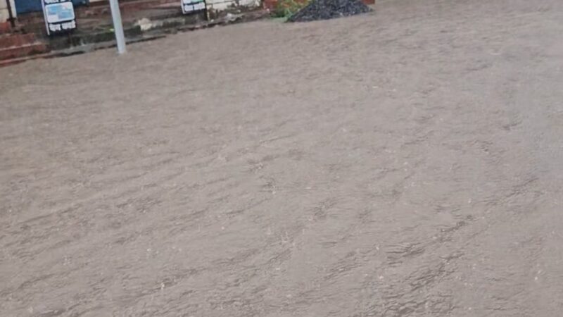 मानसून की पहली बारिश में ही खरसिया हुआ टापू में तब्दील..लोगों के घरों में घुसा पानी…