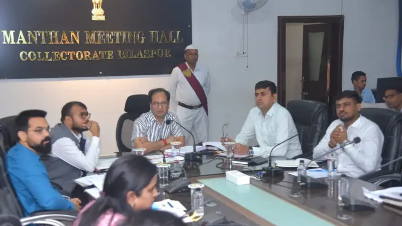 अधिकारियों पर जमकर बरसे कलेक्टर…आवारा मवेशियों को गरीबों में बांटे.. स्वास्थ्य और खाद्य विभाग पर उतर गुस्सा…कहा.. अब हाफ शर्ट पहनेंगे परीक्षार्थी…