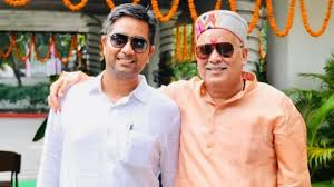 बेटे चैतन्य से मिलने पहुंचे भूपेश बघेल, बेटी-बहू भी साथ: ED ऑफिस के एक कमरे में हैं बंद, शराब घोटाले में हुई है गिरफ्तारी..
