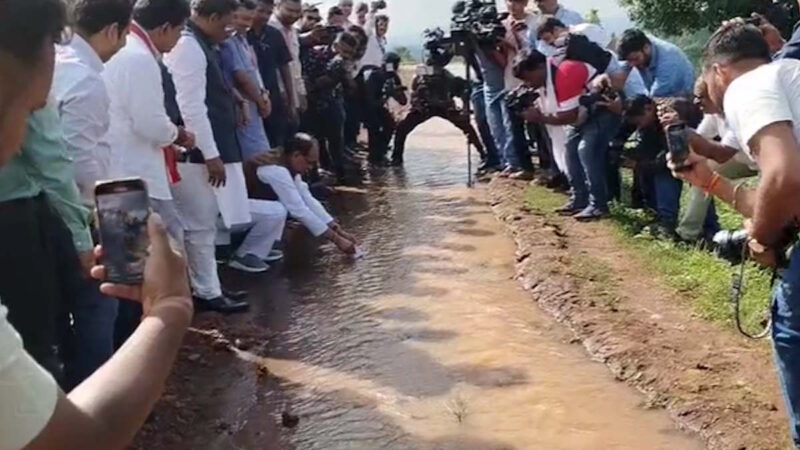 छत्तीसगढ़ के मैनपाट में प्राकृतिक पानी बहता देख चकित हुए केंद्रीय मंत्री शिवराज सिंह चौहान, कहा- यहां दिख रहा है प्रकृति का चमत्कार……
