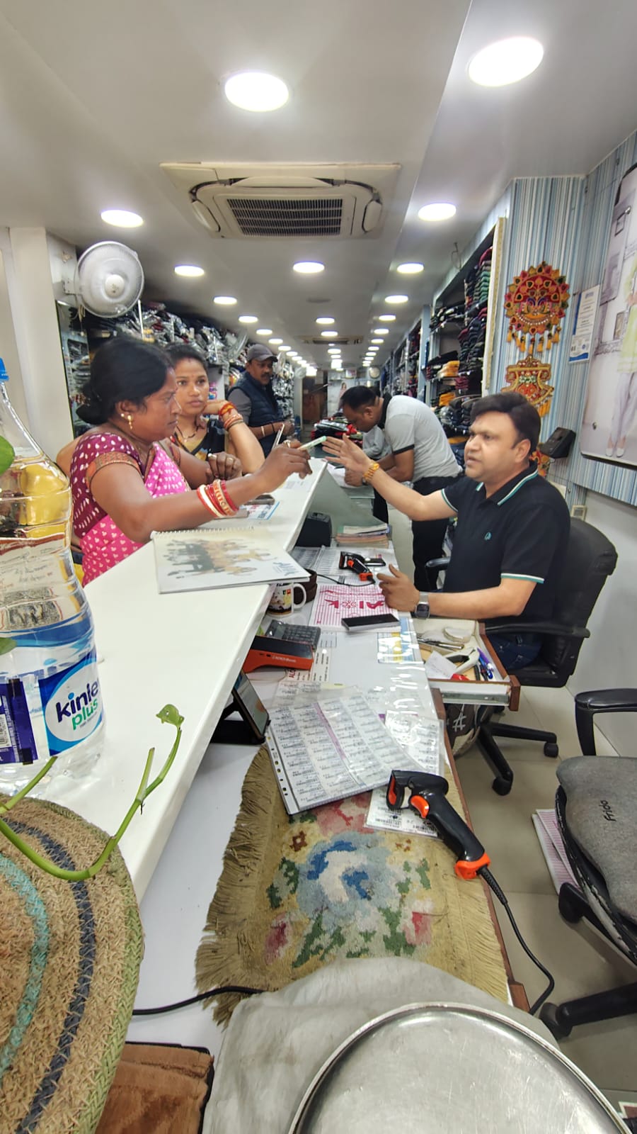 निगम कर रहा सीसीटीवी से निगरानी, सड़क पर कचरा फेंकने पर आलोक ड्रेसेस के संचालक पर 5000 रुपए जुर्माना…