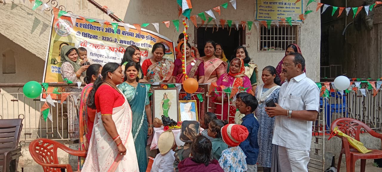 आंगनबाड़ी केन्द्र में वी क्लब अध्यक्षा ने फहराया तिरंगा…