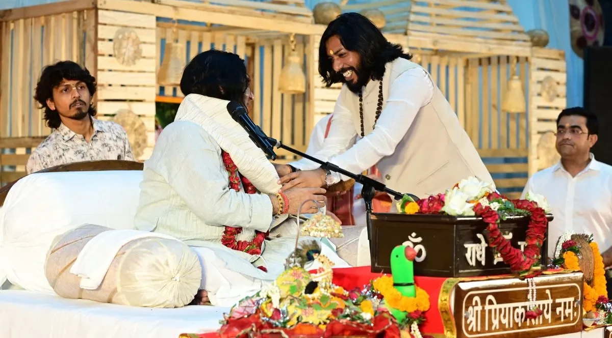 देवकीनंदन महाराज की कथा में मंत्री गुरु खुशवंत साहेब की बेइज्जती? मंच से 4 बार गलत लिया नाम…