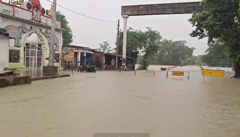 बिलासपुर में इतना पानी की कॉलोनी में चलने लगी नाव, कलेक्टर बंगला समेत कई इलाके डूबे, ट्रेनें रद्द…