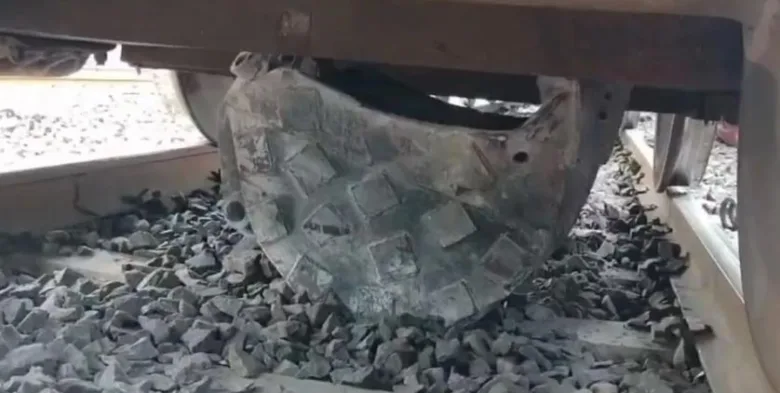 मालगाड़ी डिरेल मामला : JCB बकेट को रेल लाइन पर छोड़ भागे थे मजदूर, डब्बे डिरेल होने के मामले में 10 आरोपी गिरफ्तार…